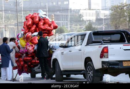 Herzförmige Ballons werden anlässlich des Valentinstag voraus, auf der Gesellschaft Bereich von Karachi am Samstag, 13. Februar 2021 entfernt verkauft. Stockfoto