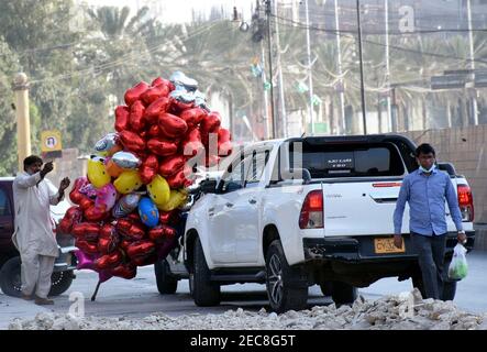 Herzförmige Ballons werden anlässlich des Valentinstag voraus, auf der Gesellschaft Bereich von Karachi am Samstag, 13. Februar 2021 entfernt verkauft. Stockfoto