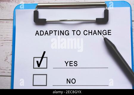 Anpassung an die Änderungsliste, die auf der blauen Klemmbrettplatte und dem Stift angebracht ist Stockfoto