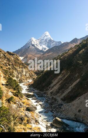 Bergfluss in den Bergen, ama dablam Gipfel auf dem Weg zum Everest Base Camp, Trekking und Wandern in Nepal, wunderschöne Landschaft in Sagarmatha Nati Stockfoto