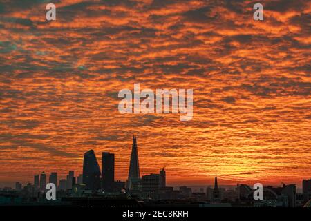 Unglaublich roter Himmel über der Londoner Skyline am frühen Morgen Stockfoto