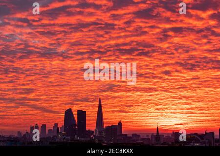 Unglaublich roter Himmel über der Londoner Skyline am frühen Morgen Stockfoto