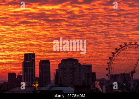 Unglaublich roter Himmel über der Londoner Skyline am frühen Morgen Stockfoto