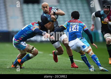 Harlequins' Aaron Morris wird von Leicester Tigers' Matias Moroni (rechts) während des Gallagher Premiership Spiels im Twickenham Stoop, London, angegangen. Bilddatum: Samstag, 13. Februar 2021. Stockfoto