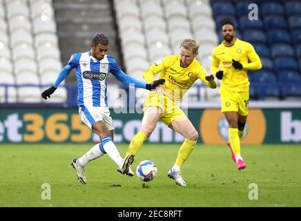 Juninho Bacuna von Huddersfield Town (links) und Jack Grimmer von Wycombe Wanderers kämpfen während des Sky Bet Championship-Spiels im John Smith's Stadium, Huddersfield, um den Ball. Bilddatum: Samstag, 13. Februar 2021. Stockfoto