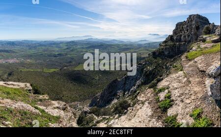 Ein Landschaftsblick auf die El Torcal Felsformationen und Der Naturpark Montes de Malaga in Andalusien Stockfoto