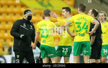 Oliver Skipp von Norwich City wird von Teamkollege Kenny McLean kontrolliert, nachdem er während des Sky Bet Championship-Spiels in Carrow Road, Norwich, an einer Gehirnerschütterung leidet. Bilddatum: Samstag, 13. Februar 2021. Stockfoto