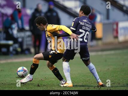 Kyle Knoyle von Cambridge United (links) und Ashley Nathaniel-George von Southend United kämpfen im zweiten Spiel der Sky Bet League im Abbey Stadium in Cambridge um den Ball. Bilddatum: Samstag, 13. Februar 2021. Stockfoto