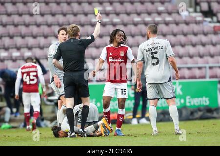 NORTHAMPTON, ENGLAND; 13th. FEBRUAR; Schiedsrichter Scott Oldham zeigt Peter Kioso von Northampton Town während der zweiten Hälfte des Sky Bet League One-Spiels zwischen Northampton Town und Burton Albion am Samstag, 13th. Februar 2021, im PTS Academy Stadium in Northampton eine gelbe Karte. (Kredit: John Cripps - MI News) Kredit: MI Nachrichten & Sport /Alamy Live Nachrichten Stockfoto