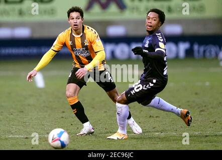 Kyle Knoyle von Cambridge United (links) und Ashley Nathaniel-George von Southend United kämpfen im zweiten Spiel der Sky Bet League im Abbey Stadium in Cambridge um den Ball. Bilddatum: Samstag, 13. Februar 2021. Stockfoto