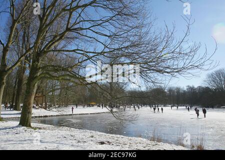 Amsterdam, Niederlande. Februar 2021, 13th. Am 13. Februar 2021 in Amsterdam, Niederlande, genießen die Menschen den gefrorenen Kanal im Rembrandt Park. Der niederländische Ministerpräsident Mark Rutter fragte die Menschen während der Pressekonferenz am vergangenen Freitag nicht brechen die Maßnahmen gegen Covid-19 auch auf dem Eis, das Virus ist nicht weniger infektiös auf Eis. (Paulo Amorim/Sipa USA) Quelle: SIPA USA/Alamy Live News Stockfoto