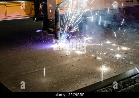 CNC-Schneiddüse mit Sauerstoffschnitt auf Aluminiumplatte Stockfoto