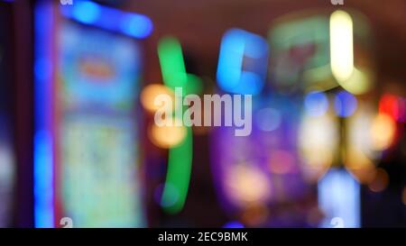Unschärfe-Spielautomaten leuchten im Casino auf dem fabelhaften Las Vegas Strip, USA. Verschwommene Jackpot-Spielautomaten im Hotel in der Nähe der Fremont Street. Leuchtendes Neon Stockfoto