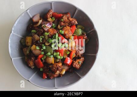 Chili Chicken ist eine süße, würzige und leicht saure knusprige Vorspeise mit Huhn, Paprika, Knoblauch, Chilisauce und Sojasoße. Hausgemachte Fo Stockfoto