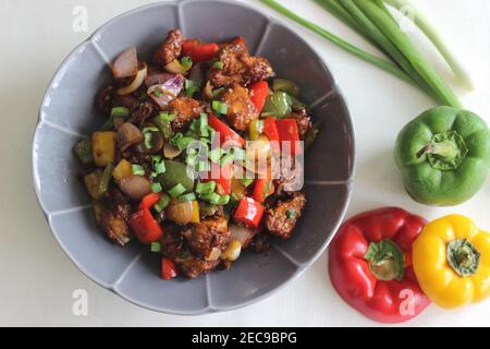 Chili Chicken ist eine süße, würzige und leicht saure knusprige Vorspeise mit Huhn, Paprika, Knoblauch, Chilisauce und Sojasoße. Hausgemachte Fo Stockfoto