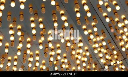 Alte angefachte elektrische Lampen blinken und leuchten in der Nacht. Abstrakte Nahaufnahme von Retro-Casino-Dekoration schimmert in Las Vegas, USA. Beleuchteter Vint Stockfoto