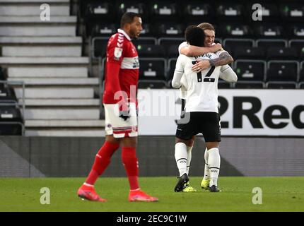 Nathan Byrne von Derby County und Martyn Waghorn von Derby County (rechts) feiern nach dem letzten Pfiff während des Sky Bet Championship-Spiels im Pride Park Stadium, Derby. Bilddatum: Samstag, 13. Februar 2021. Stockfoto