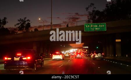 Blick aus dem Auto. Los Angeles belebte Autobahn bei Nacht. Massive Interstate Highway Road in Kalifornien, USA. Schnelles Auto auf Expressway-Fahrspuren. Stockfoto