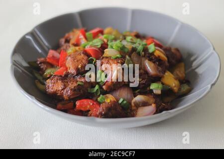 Chili Chicken ist eine süße, würzige und leicht saure knusprige Vorspeise mit Huhn, Paprika, Knoblauch, Chilisauce und Sojasoße. Hausgemachte Fo Stockfoto