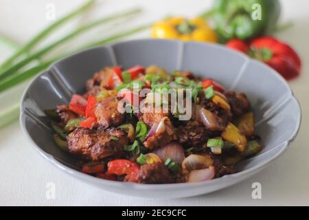 Chili Chicken ist eine süße, würzige und leicht saure knusprige Vorspeise mit Huhn, Paprika, Knoblauch, Chilisauce und Sojasoße. Hausgemachte Fo Stockfoto