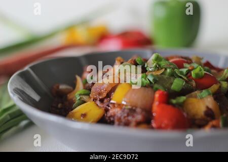 Chili Chicken ist eine süße, würzige und leicht saure knusprige Vorspeise mit Huhn, Paprika, Knoblauch, Chilisauce und Sojasoße. Hausgemachte Fo Stockfoto