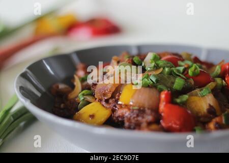 Chili Chicken ist eine süße, würzige und leicht saure knusprige Vorspeise mit Huhn, Paprika, Knoblauch, Chilisauce und Sojasoße. Hausgemachte Fo Stockfoto