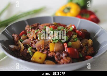 Chili Chicken ist eine süße, würzige und leicht saure knusprige Vorspeise mit Huhn, Paprika, Knoblauch, Chilisauce und Sojasoße. Hausgemachte Fo Stockfoto