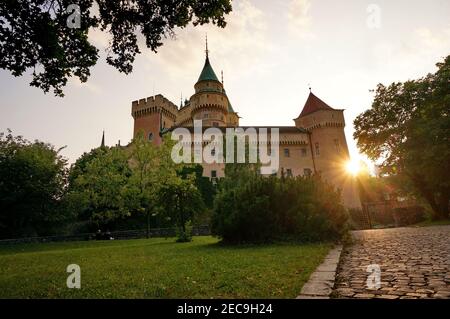 Romantische mittelalterliche Burg Bojnice in der Slowakei in warmen Sommerabend Bei Sonnenuntergang Stockfoto