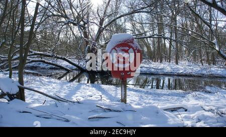 Rettungsgurt in diesem Fall, im Winterschnee.februar Stockfoto