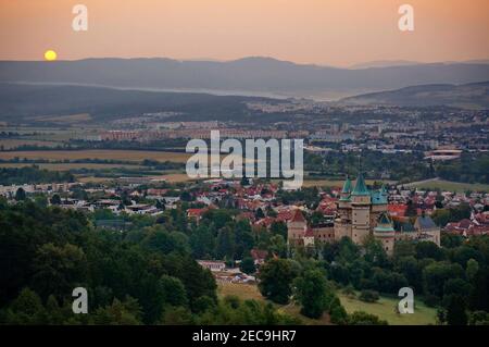 Schöne Luftaufnahme auf Schloss Bojnice und Stadt Bojnice In einem sanften Licht bei Sonnenaufgang Stockfoto