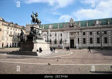 Turin, Italien -Februar 2021: Die Nationalbibliothek der Piazza Carlo Alberto mit der Reiterstatue gewidmet König Stockfoto