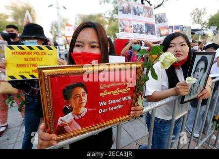 Myanmar Bürger halten Plakate mit den Bildern von Aung San Suu Kyi vor dem Gebäude der Vereinten Nationen während der Demonstration. Demonstranten versammelten sich vor dem Gebäude der Vereinten Nationen, um gegen den Militärputsch zu protestieren und forderten die Freilassung von Aung San Suu Kyi. Das Militär von Myanmar nahm am 01. Februar 2021 die staatliche Beraterin von Myanmar Aung San Suu Kyi fest und erklärte den Ausnahmezustand, während sie die Macht im Land für ein Jahr ergattete, nachdem sie die Wahl gegen die National League for Democracy (NLD) verloren hatte. Stockfoto