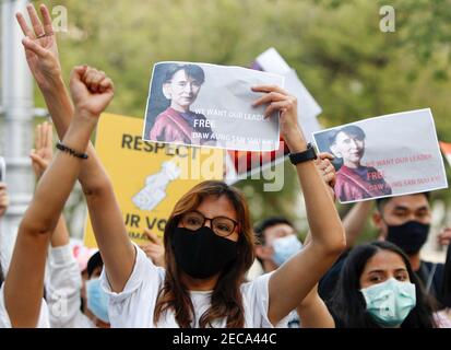 Bangkok, Thailand. Februar 2021, 13th. Myanmar Bürger halten Bilder von Aung San Suu Kyi vor dem Gebäude der Vereinten Nationen während der Demonstration. Demonstranten versammelten sich vor dem Gebäude der Vereinten Nationen, um gegen den Militärputsch zu protestieren und forderten die Freilassung von Aung San Suu Kyi. Das Militär von Myanmar nahm am 01. Februar 2021 die staatliche Beraterin von Myanmar Aung San Suu Kyi fest und erklärte den Ausnahmezustand, während sie die Macht im Land für ein Jahr ergattete, nachdem sie die Wahl gegen die National League for Democracy (NLD) verloren hatte. Kredit: SOPA Images Limited/Alamy Live Nachrichten Stockfoto