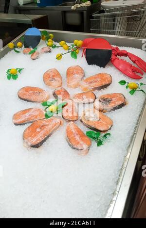 Roter Fisch an einem Schaufenster Stockfoto