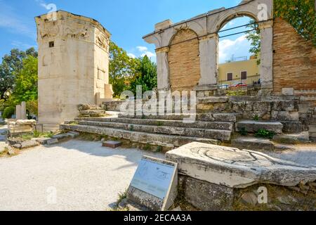 Die Ruinen des Turms der Winde und Agoranomeion in der alten römischen Agora in der Stadt von Athen, Griechenland. Stockfoto