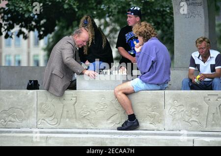 Chicago, Illinois, USA. Zwei Männer in schwerer Konzentration spielen Schach im Pavillon in der Nähe von North Avenue Beach am Lake Michigan. Stockfoto