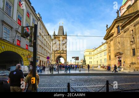 Fußgänger bereiten sich darauf vor, die Straße in Richtung Kreuzritterplatz mit dem Altstädter Turm und dem Veitsdom in Prag Tschechien zu überqueren. Stockfoto