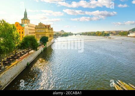 Der Fluss Moldau und die Ufer der Stadt Prag, Tschechien, in der Nähe von Sonnenuntergang von der Karlsbrücke im frühen Herbst aufgenommen Stockfoto