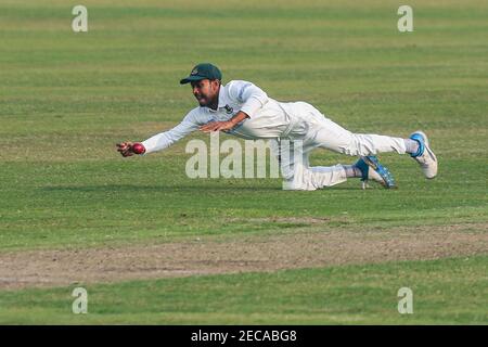 Dhaka, Bangladesch. Februar 2021, 13th. Bangladeshs Cricketspieler Mehidy Hasan in Aktion am dritten Tag des zweiten Test Cricket-Spiels zwischen Westindien und Bangladesch im Sher-e-Bangla National Cricket Stadium. Kredit: SOPA Images Limited/Alamy Live Nachrichten Stockfoto