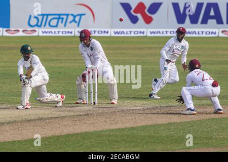 Dhaka, Bangladesch. Februar 2021, 13th. Bangladeshs Cricketspieler Liton das in Aktion am dritten Tag des zweiten Test Cricket-Spiels zwischen Westindien und Bangladesch im Sher-e-Bangla National Cricket Stadium. Kredit: SOPA Images Limited/Alamy Live Nachrichten Stockfoto