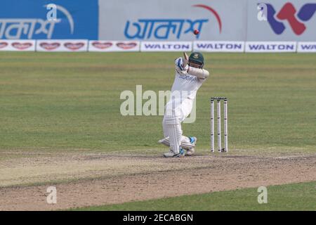 Dhaka, Bangladesch. Februar 2021, 13th. Bangladeshs Cricketspieler Mehidy Hasan Miraz ist am dritten Tag des zweiten Test-Cricket-Spiels zwischen Westindien und Bangladesch im Sher-e-Bangla National Cricket Stadium in Aktion. Kredit: SOPA Images Limited/Alamy Live Nachrichten Stockfoto