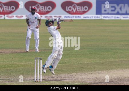 Dhaka, Bangladesch. Februar 2021, 13th. Bangladeshs Cricketspieler Mehidy Hasan Miraz ist am dritten Tag des zweiten Test-Cricket-Spiels zwischen Westindien und Bangladesch im Sher-e-Bangla National Cricket Stadium in Aktion. Kredit: SOPA Images Limited/Alamy Live Nachrichten Stockfoto