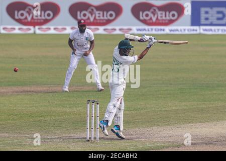 Dhaka, Bangladesch. Februar 2021, 13th. Bangladeshs Cricketspieler Mehidy Hasan Miraz ist am dritten Tag des zweiten Test-Cricket-Spiels zwischen Westindien und Bangladesch im Sher-e-Bangla National Cricket Stadium in Aktion. Kredit: SOPA Images Limited/Alamy Live Nachrichten Stockfoto