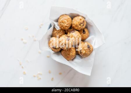 Peanut Apfel Und Raisin Haferbälle, Morgen Energie Frühstück Stockfoto