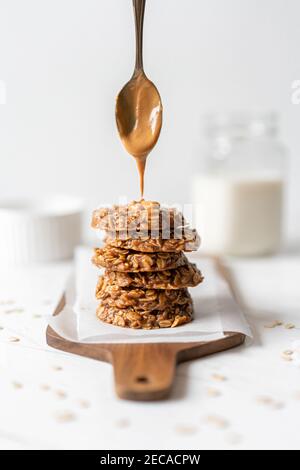 Morning Breakfast Energy Biscuit Cookies mit Hafer und Erdnussbutter, serviert mit Milchmilch Stockfoto