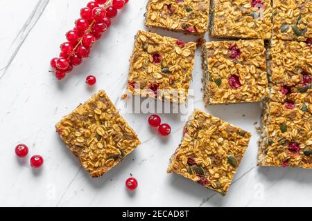 Kürbiskerne Haferriegel und Mini-Johannisbeeren Stockfoto