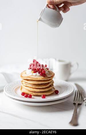 Amerikanische Erdnusspfannkuchen mit Cranberries, Ahornsirup und Joghurt, Morning Flat Lay Stockfoto