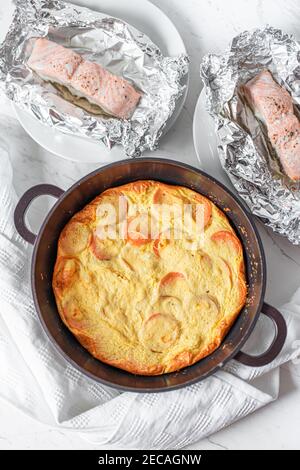 Süßkartoffel Frittata Omelett und Lachsfilets flach legen Stockfoto