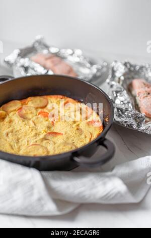 Süßkartoffel Frittata Omelett und Lachsfilets flach legen Stockfoto