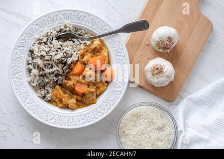 Süßes Aprikosenhuhn, Karotten, Basmati und Wildreis Stockfoto